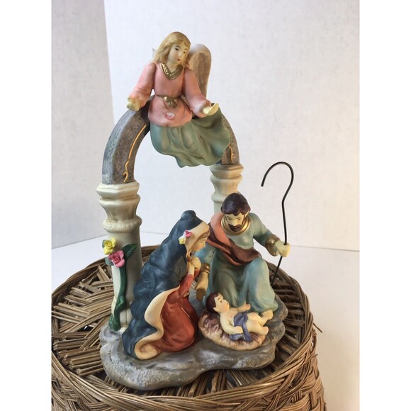 Avon Holiday Treasures Porcelain Figurines Nativity Mary Joseph Jesus 2002 - Picture 2 of 9